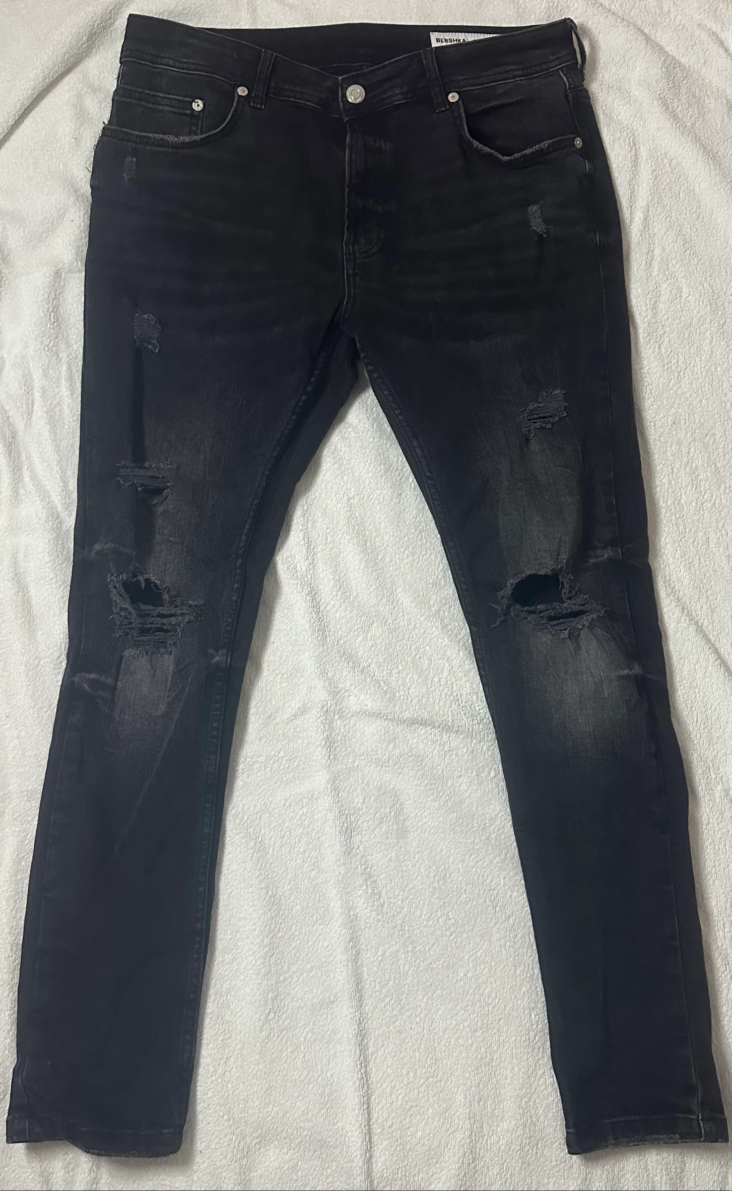 Vaqueros Bershka negros rotos – Talla L (EUR 42)
